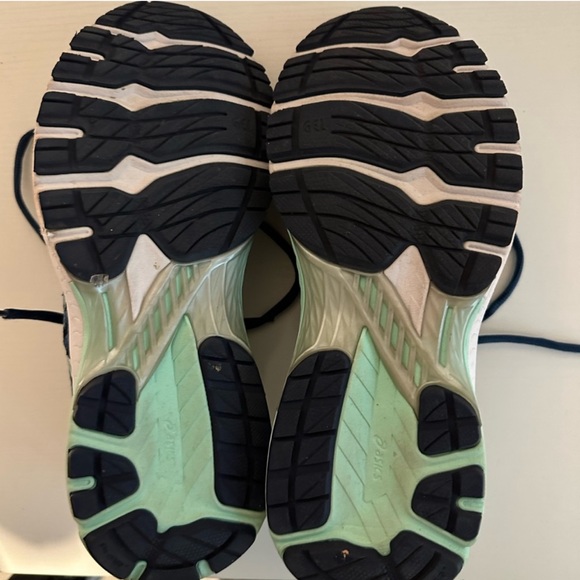 ASICS running shoe in size 9.5 - Picture 6 of 8